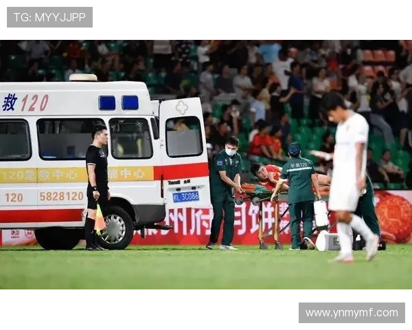 广西外援阿萨莫阿遭遇颈椎骨折意外撞坏场边LED广告牌引发关注